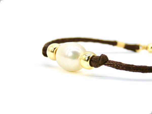 Pulsera Cordón Seda Poliéster Café Oro Italiano 14k Perla Natural By Thiago Turcott® - Image 2