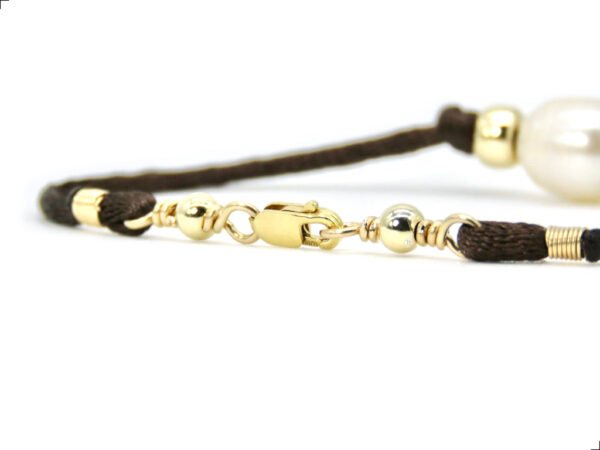 Pulsera Cordón Seda Poliéster Café Oro Italiano 14k Perla Natural By Thiago Turcott® - Image 3